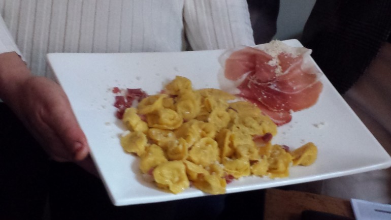 I tortellini sono snob, i cappelletti passionali. Al via la sfida tra i due primi