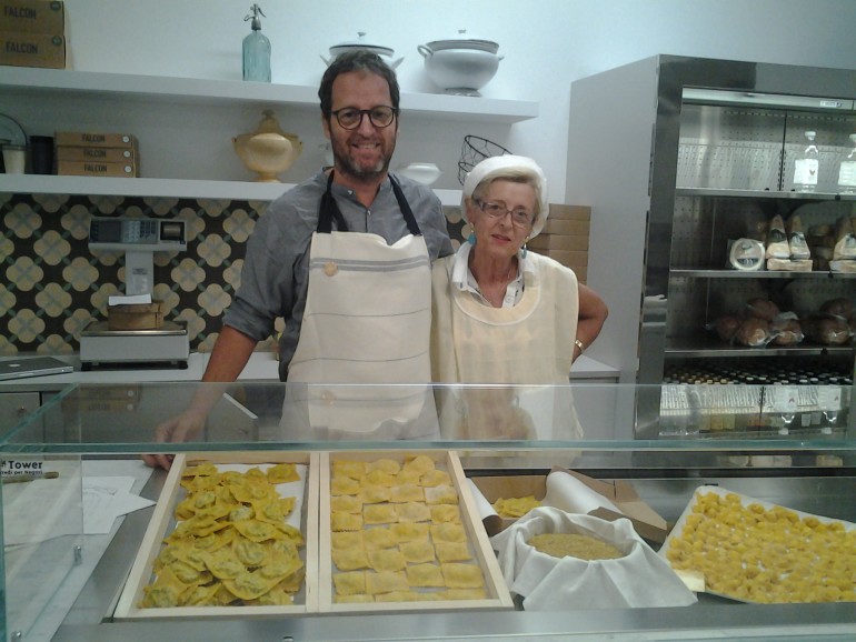 Brodo e cappelletti da passeggio, a Cesena apre “Brodino”