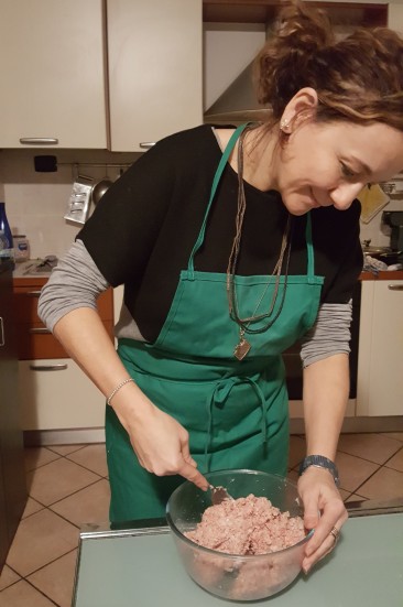 Mi preparo al Natale cucinando i tortellini alla bolognese