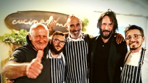 Keanu Reeves apprezza la cucina romagnola e allo chef chiede di andare a cucinare in America